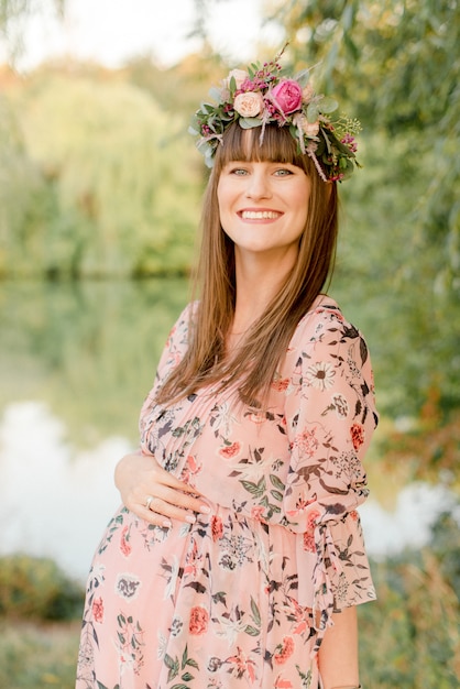 Heureuse femme enceinte dans le parc