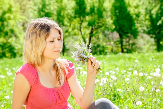 Heureuse femme enceinte sur la nature dans un parc