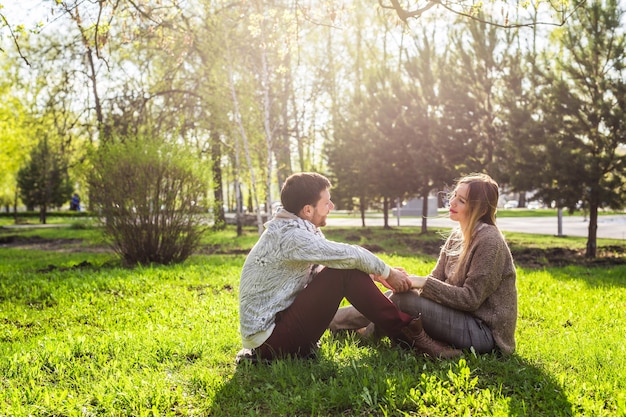 Heureuse femme enceinte et son mari dans le parc.