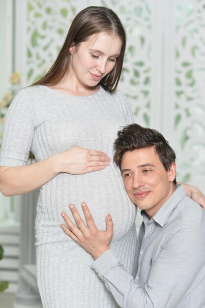 Heureuse femme enceinte avec son mari