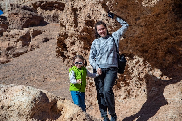 Heureuse femme avec un enfant sur les collines