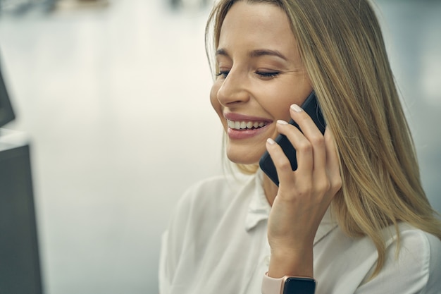 Heureuse femme exprimant sa positivité tout en étant à l'aéroport en ce moment