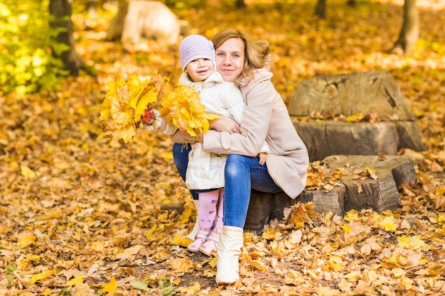 Heureuse femme et fille dans le parc automne