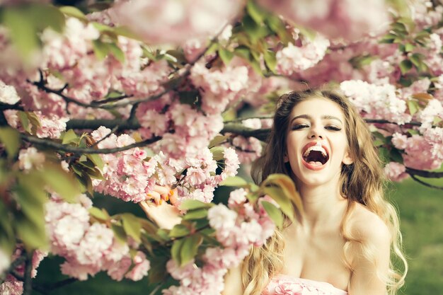 Heureuse femme en fleurs