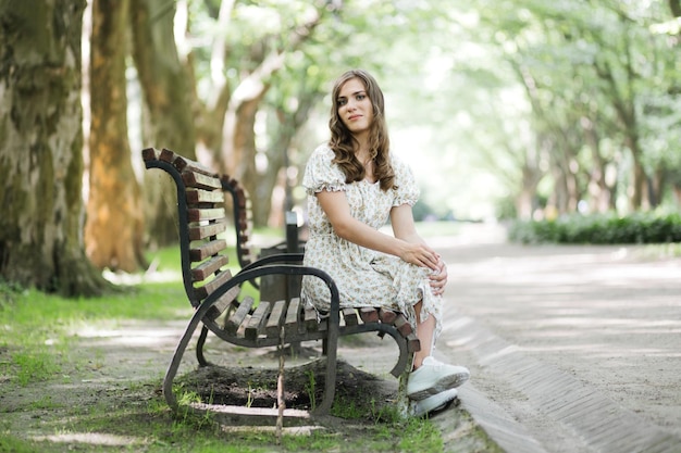 Heureuse femme handicapée passant du temps au parc d'été