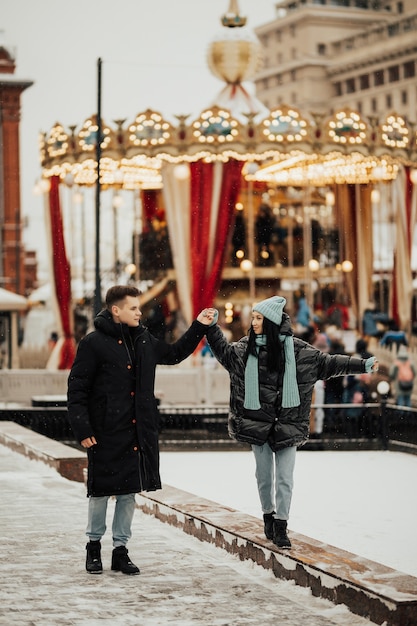 Heureuse femme et homme au marché de Noël