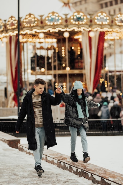 Heureuse femme et homme au marché de Noël