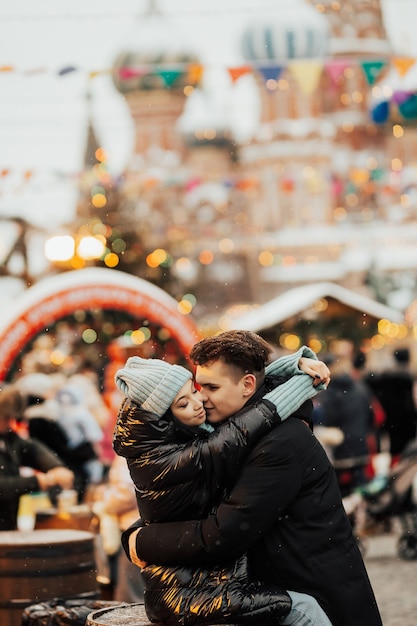 Heureuse femme et homme au marché de Noël