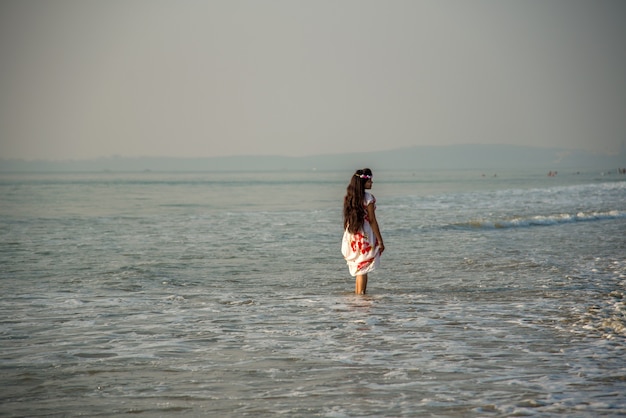 Heureuse femme indienne profitant de vacances sur la plage.