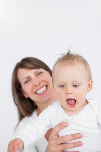 Heureuse femme jouant avec son bébé