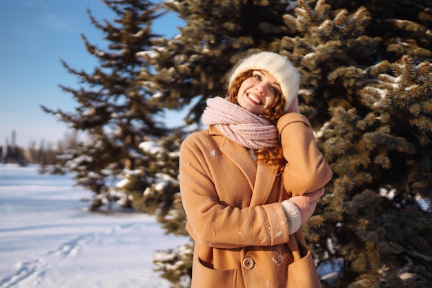 Heureuse femme marchant dans la journée d'hiver enneigée en plein air Mode vacances d'hiver concept de voyage de repos