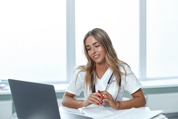 Heureuse femme médecin consulter le concept de médecine et de technologie en ligne du client patient