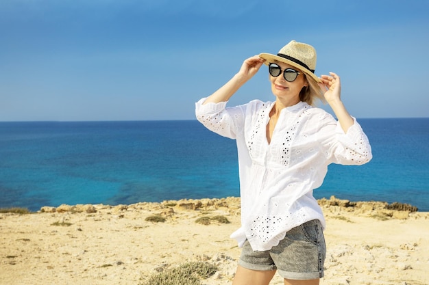 Heureuse femme mûre sur la plage pendant les vacances d'été Concept de vacances de vacances d'été