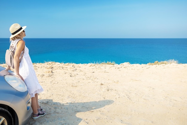 Heureuse femme mûre en voyage Vacances d'été à Chypre Belle vue sur la mer avec espace de copie