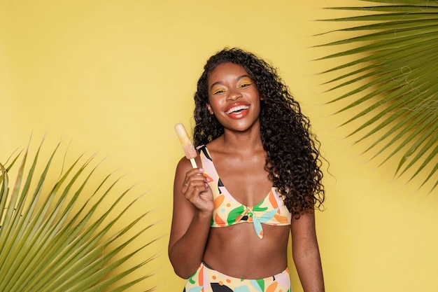 Heureuse femme noire ayant un ice pop