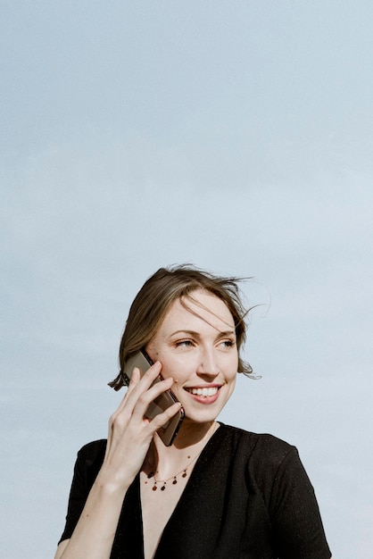 Heureuse femme parlant au téléphone