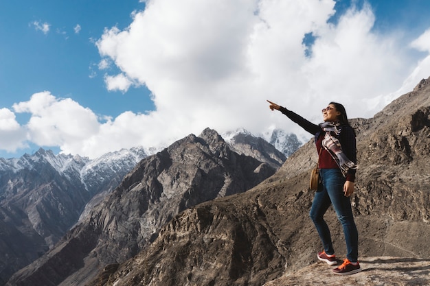 Heureuse femme pointant la montagne