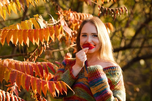 Heureuse femme portant des vêtements chauds dans le parc