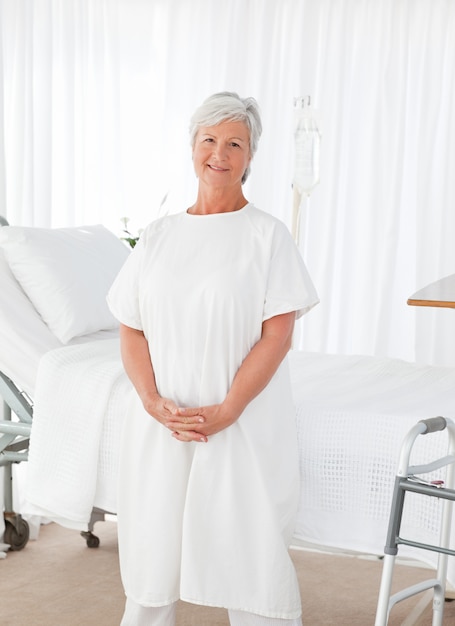 Heureuse femme regardant la caméra dans un hôpital