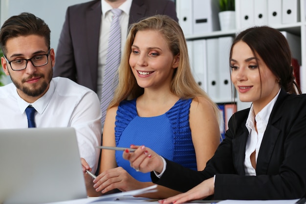 Heureuse femme regardant l'écran d'ordinateur