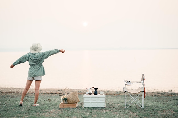 Photo heureuse femme se relaxant le matin de vacances voyageant et ralentissant la vie au repos camping sélectif et flou
