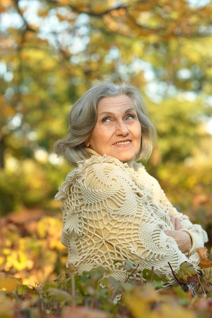 Heureuse femme senior dans le parc en automne