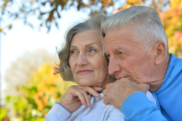 Heureuse femme senior et homme dans le parc