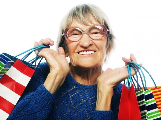 Heureuse femme senior avec des sacs à provisions