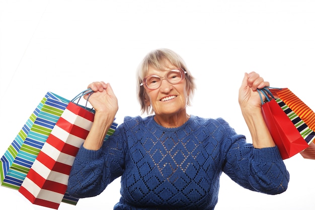 Heureuse femme senior avec des sacs à provisions