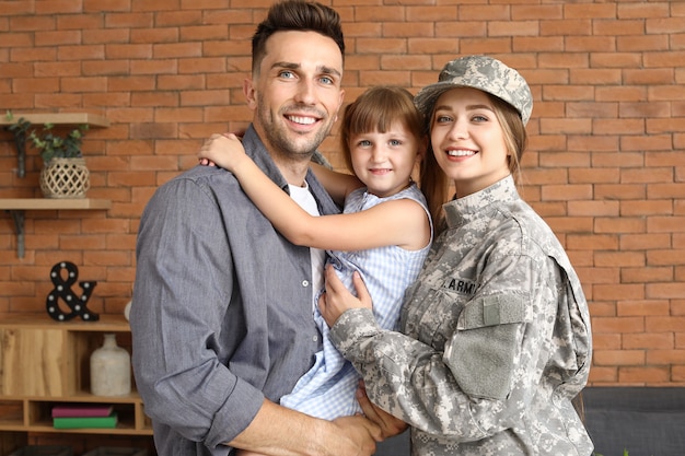 Heureuse femme soldat avec sa famille à la maison