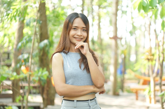 Heureuse femme souriante au café café