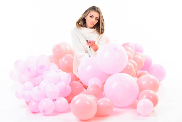 Heureuse femme souriante aux cheveux longs et ballon coloré célèbre la préparation de la fête pour faire la fête mignon