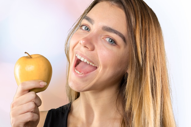 Heureuse femme souriante aux pommes