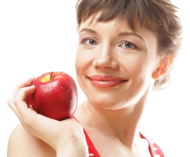 Heureuse femme souriante avec pomme rouge