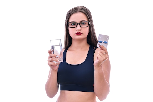 Heureuse Femme Sportive Tenant Des Ampoules Avec Des Pilules Et Un Verre D'eau