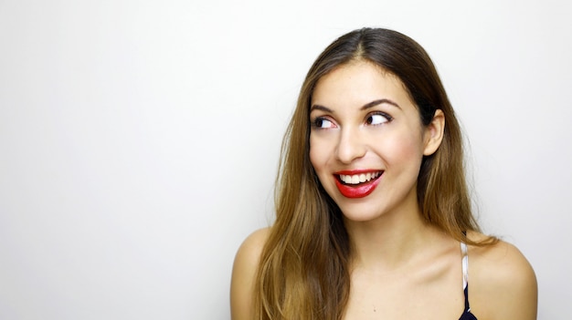 Une heureuse femme surprise regardant sur le côté à l'espace de copie isolé