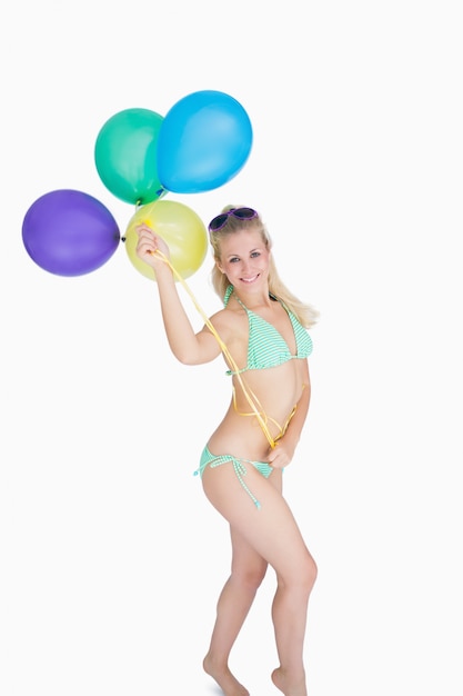 Heureuse femme tenant des ballons