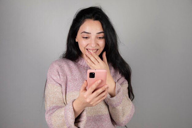 Heureuse femme tenant un téléphone intelligent