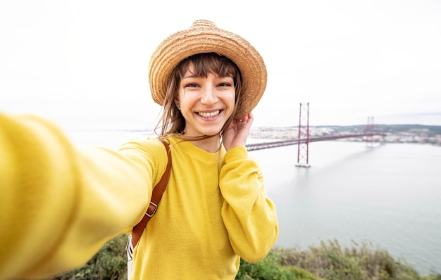 Heureuse femme touriste prenant selfie à l'extérieur Voyage tourisme voyage et concept de vacances