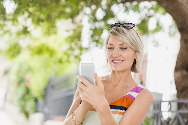 Heureuse femme utilisant un téléphone portable