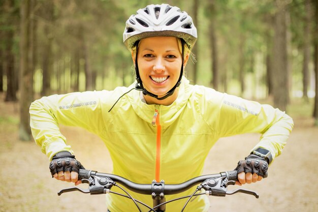 Heureuse femme à vélo