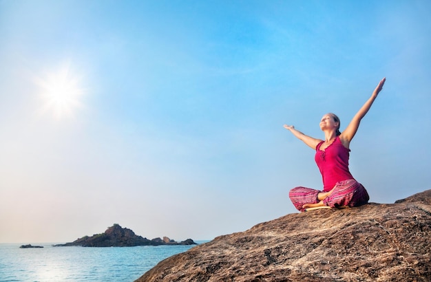 Heureuse femme d'yoga