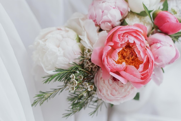 Photo heureuse fête des mères bouquet de pivoines élégantes sur tissu blanc doux sur une chaise rustique espace pour le texte