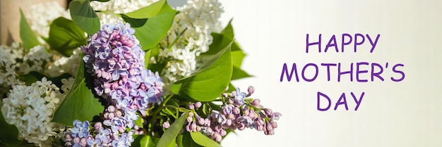 Heureuse fête des mères texte signe carte de voeux printemps plat poser fleurs lilas violet sur fond blanc plat poser fleurs épanouies dans la bannière web légère