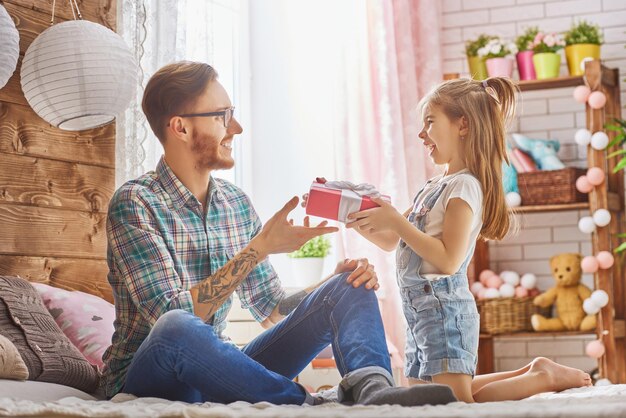 Heureuse fête des pères fille donnant cadeau