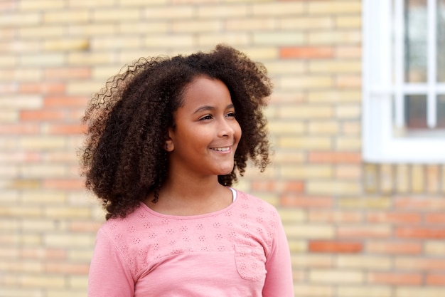 Heureuse fille afro-américaine avec des cheveux afro