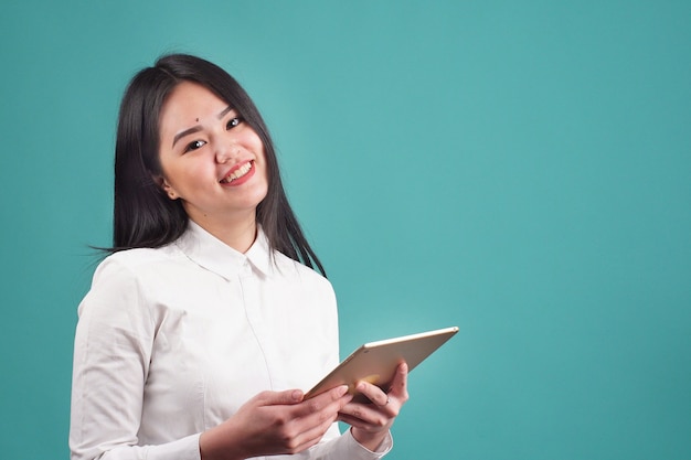 Heureuse fille asiatique souriante et posant pour la caméra