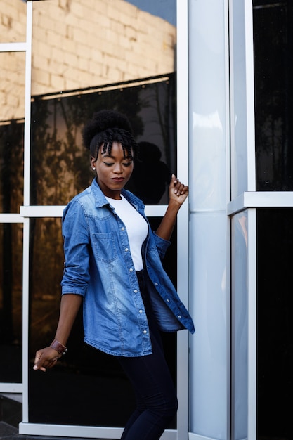 Heureuse fille à la peau sombre se déplace vers la musique