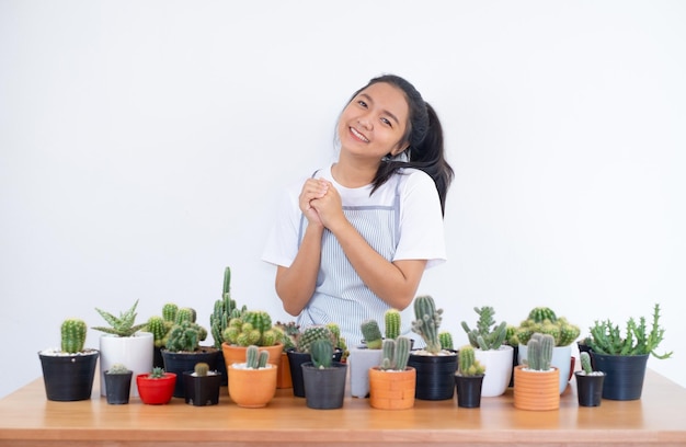 Heureuse fille souriante avec cactus