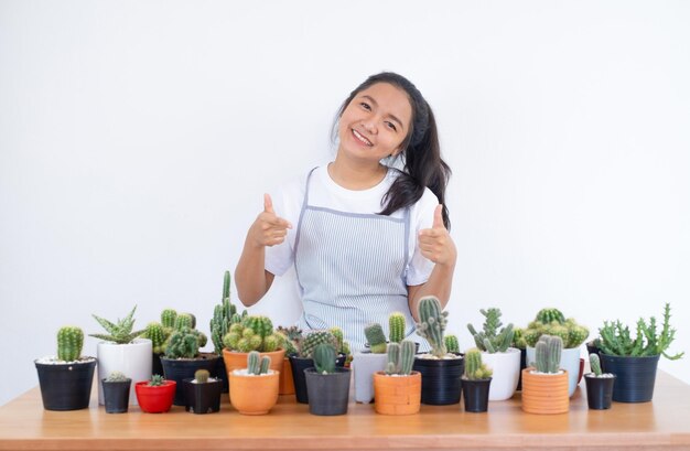 Heureuse fille souriante avec cactus